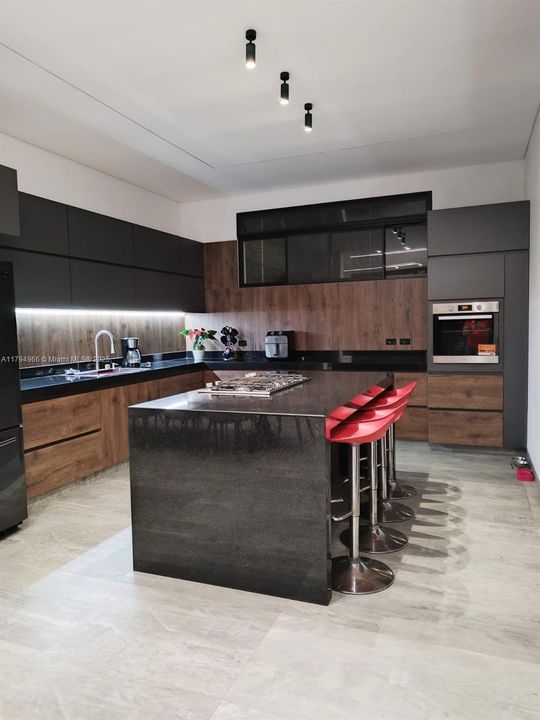 For Sale: $830,000 (5 beds, 6 baths, 6459 Square Feet)