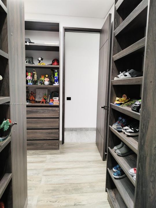 For Sale: $830,000 (5 beds, 6 baths, 6459 Square Feet)