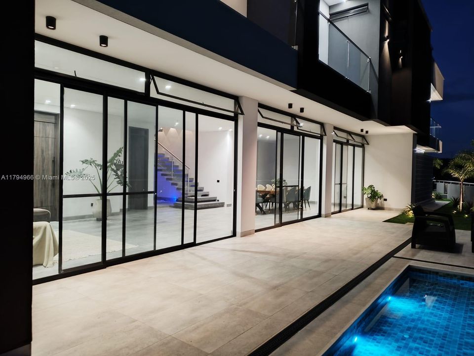 For Sale: $830,000 (5 beds, 6 baths, 6459 Square Feet)