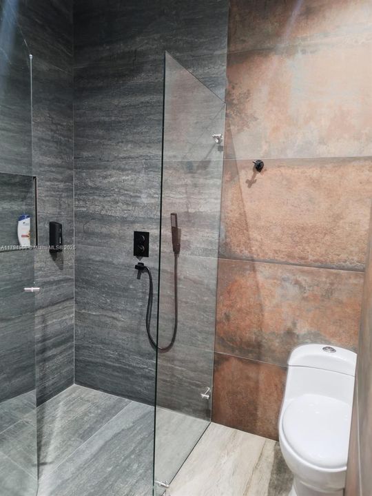 For Sale: $830,000 (5 beds, 6 baths, 6459 Square Feet)