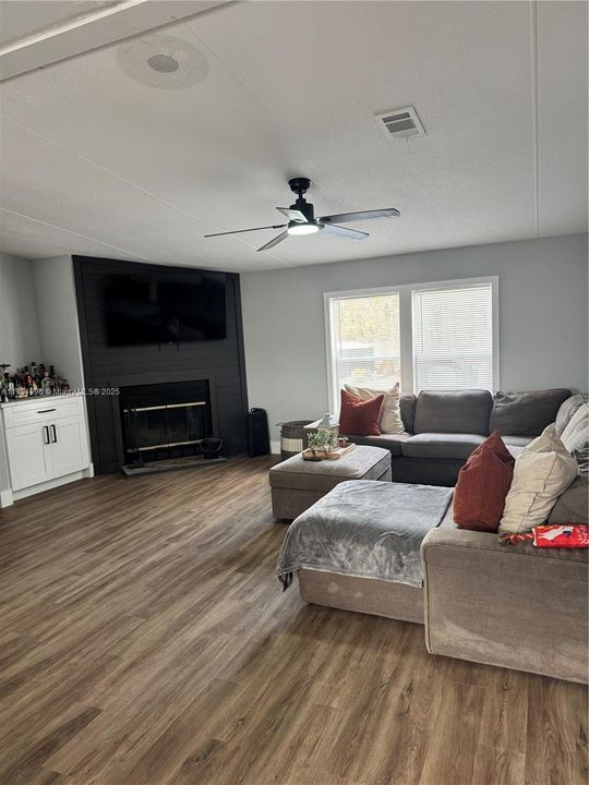 Vendido Recientemente: $240,000 (3 camas, 3 baños, 1620 Pies cuadrados)