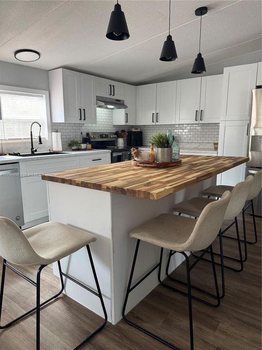 Vendido Recientemente: $240,000 (3 camas, 3 baños, 1620 Pies cuadrados)