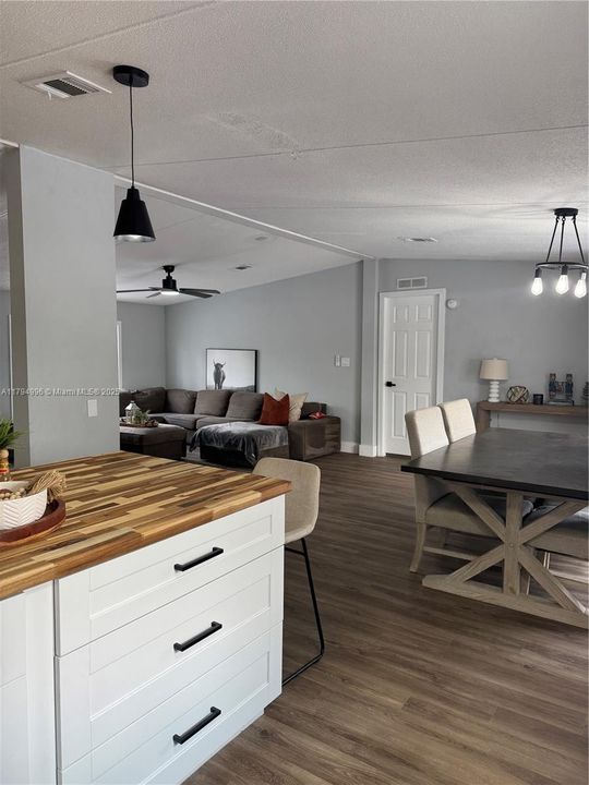 Vendido Recientemente: $240,000 (3 camas, 3 baños, 1620 Pies cuadrados)