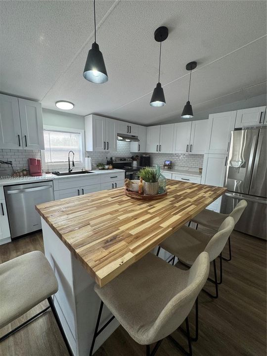 Vendido Recientemente: $240,000 (3 camas, 3 baños, 1620 Pies cuadrados)