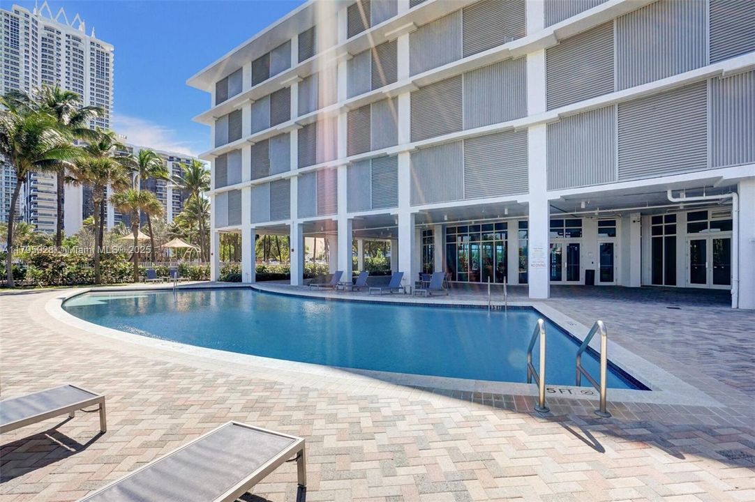 For Sale: $749,000 (1 beds, 1 baths, 667 Square Feet)