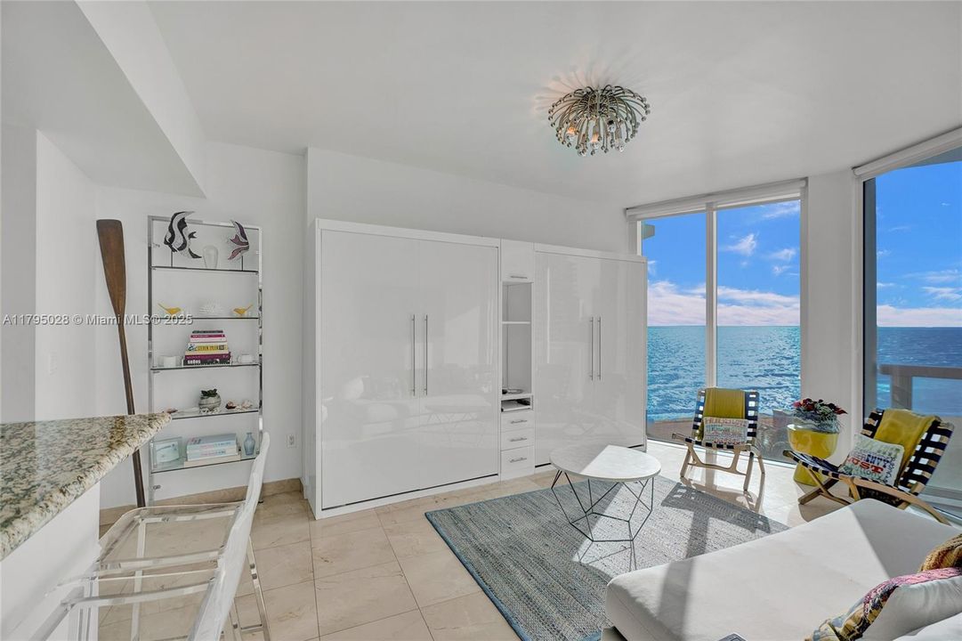 For Sale: $749,000 (1 beds, 1 baths, 667 Square Feet)