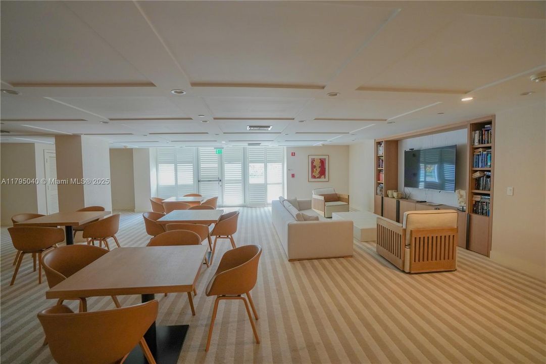 Active With Contract: $3,149,000 (2 beds, 3 baths, 2950 Square Feet)