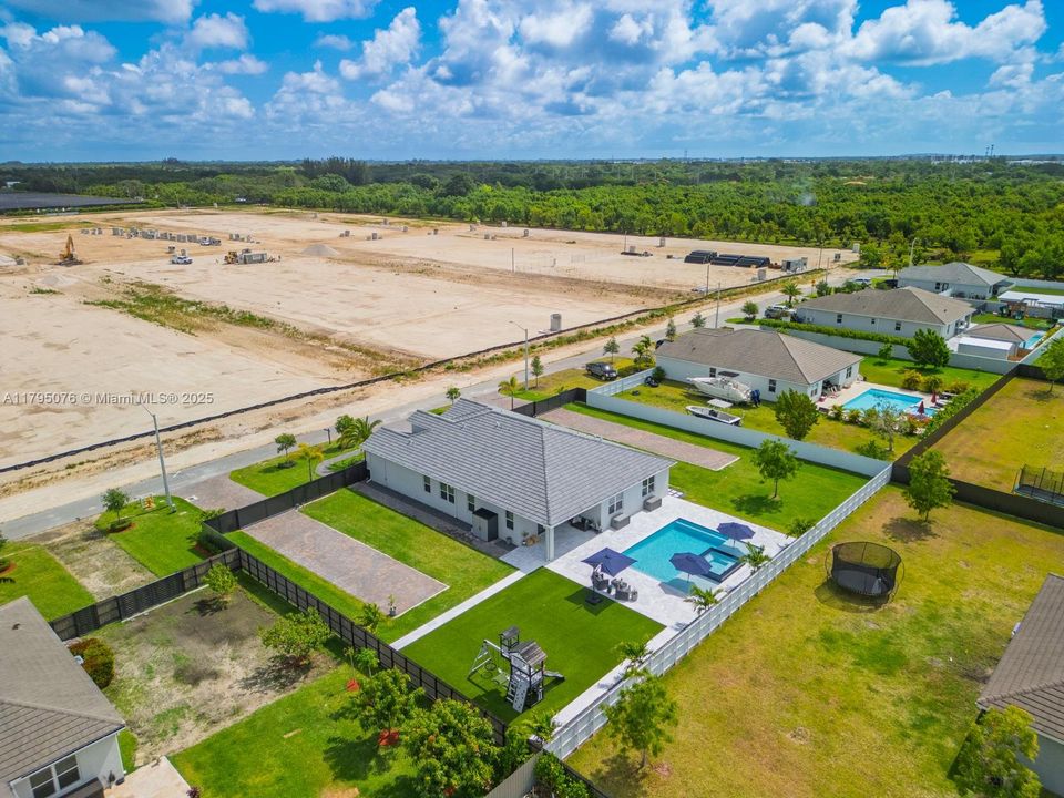 Vendido Recientemente: $1,050,000 (4 camas, 3 baños, 3015 Pies cuadrados)