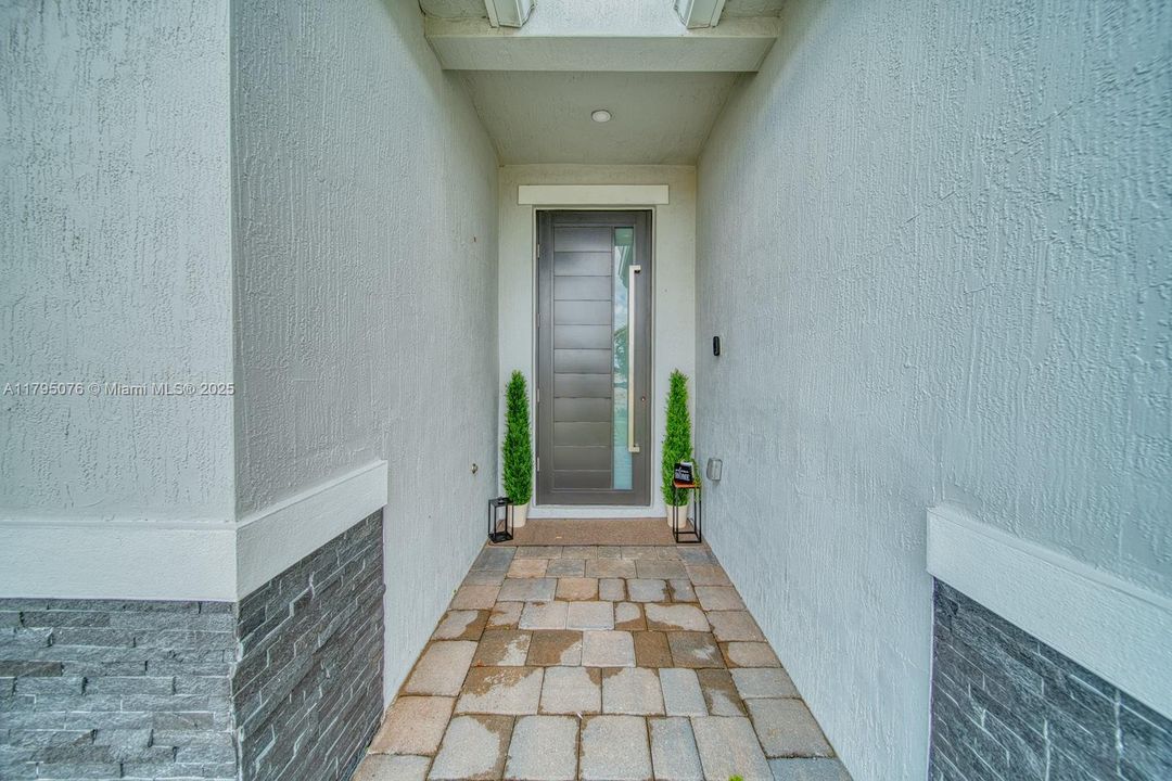 Vendido Recientemente: $1,050,000 (4 camas, 3 baños, 3015 Pies cuadrados)