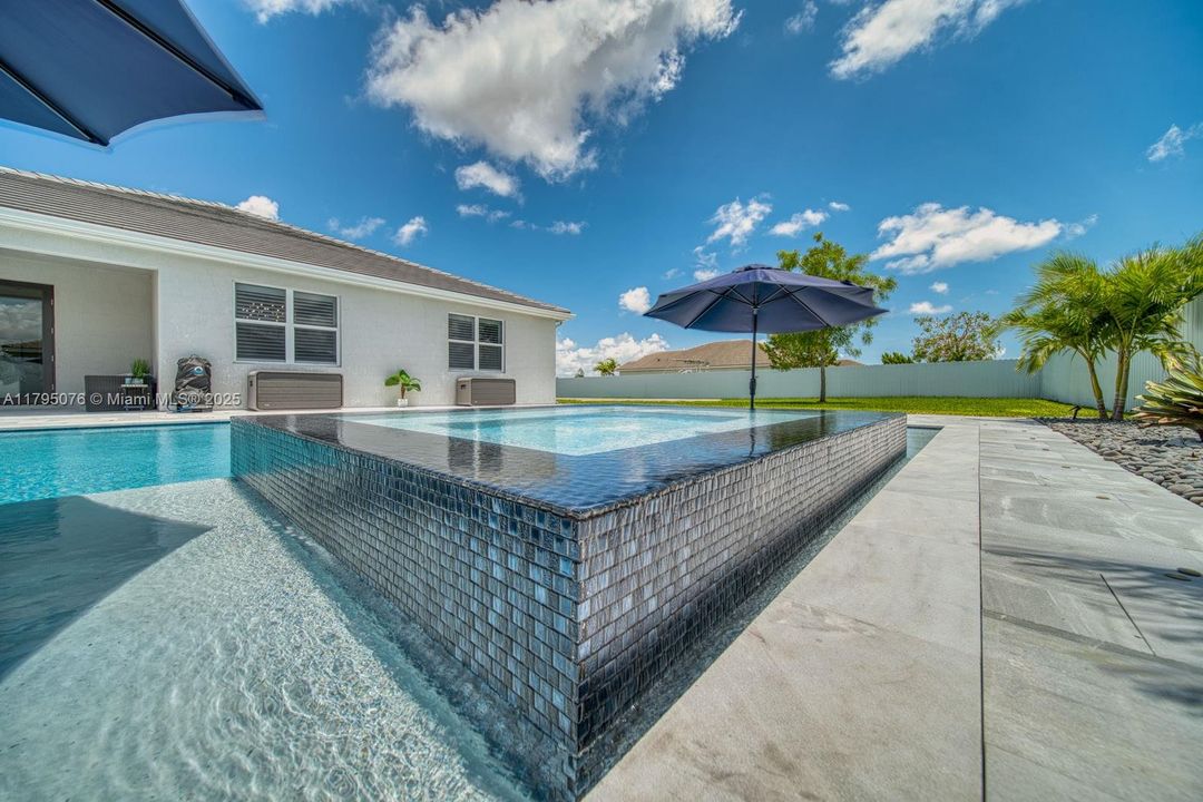 Vendido Recientemente: $1,050,000 (4 camas, 3 baños, 3015 Pies cuadrados)