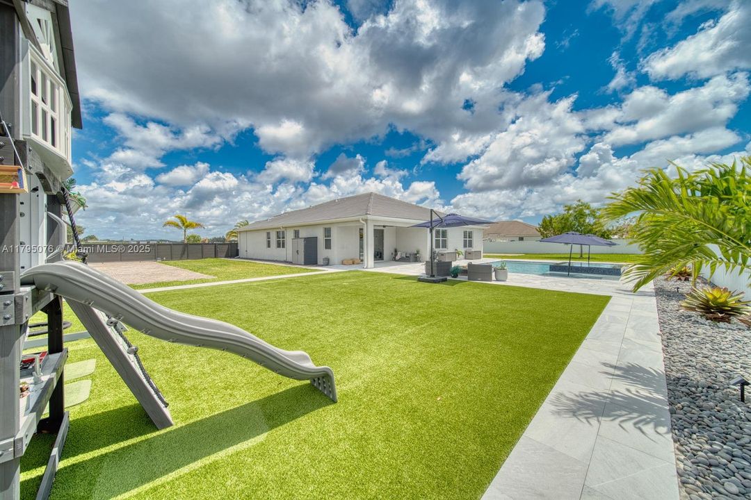 Vendido Recientemente: $1,050,000 (4 camas, 3 baños, 3015 Pies cuadrados)