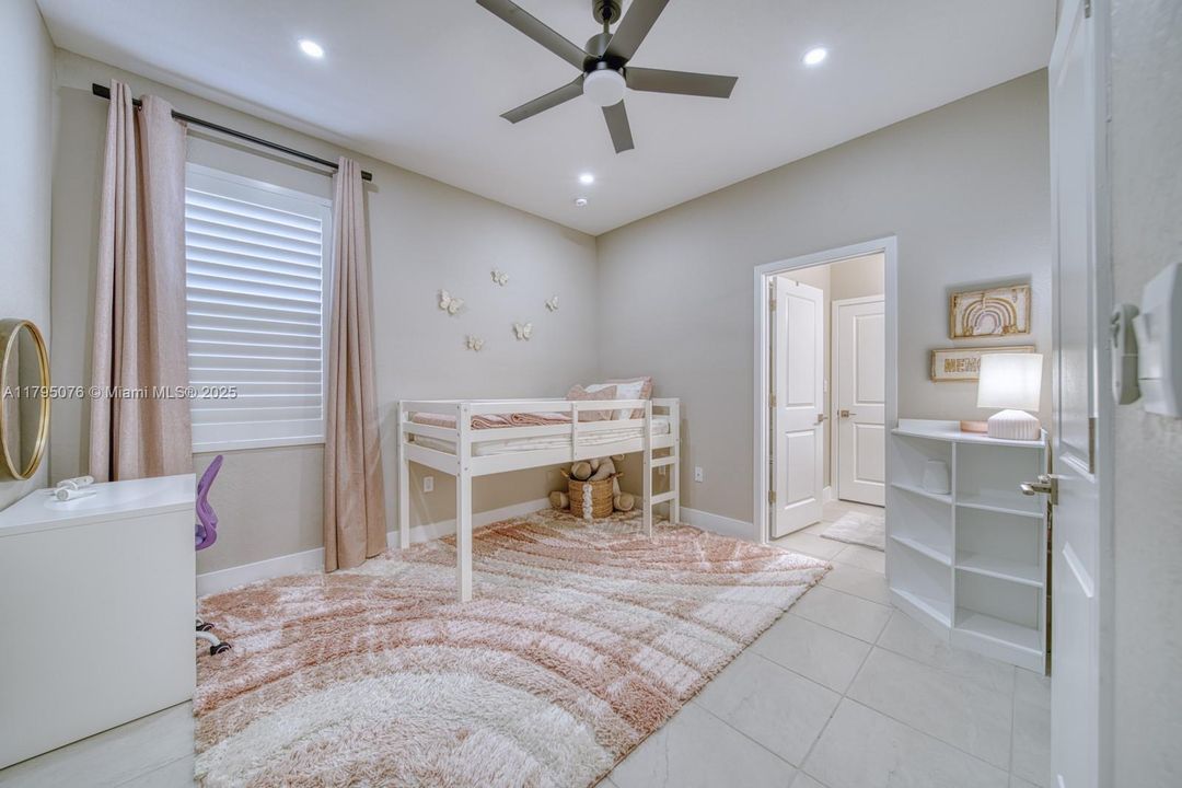 Vendido Recientemente: $1,050,000 (4 camas, 3 baños, 3015 Pies cuadrados)