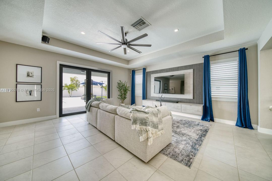 Vendido Recientemente: $1,050,000 (4 camas, 3 baños, 3015 Pies cuadrados)