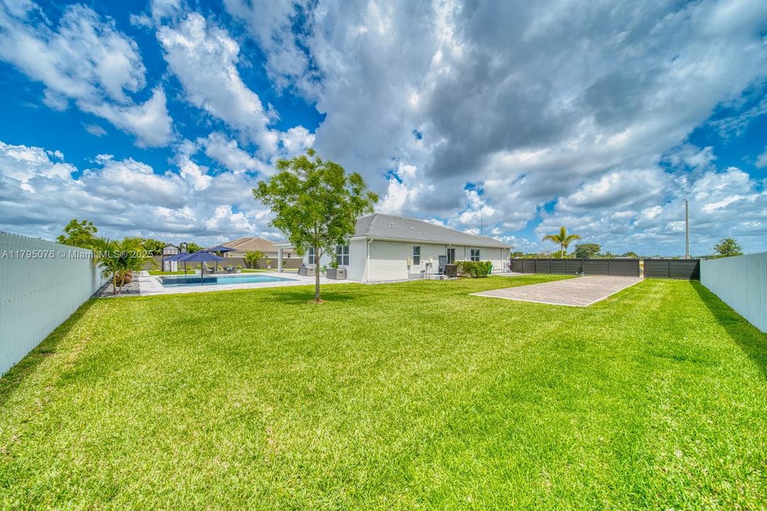 Vendido Recientemente: $1,050,000 (4 camas, 3 baños, 3015 Pies cuadrados)