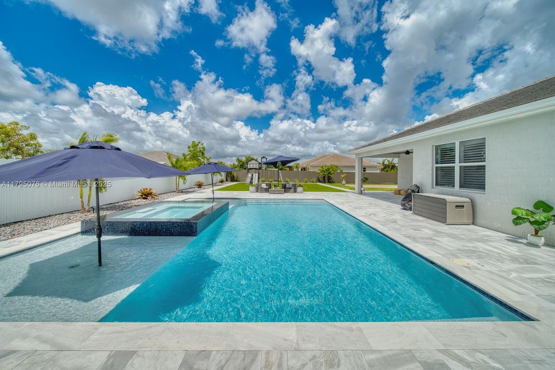 Vendido Recientemente: $1,050,000 (4 camas, 3 baños, 3015 Pies cuadrados)