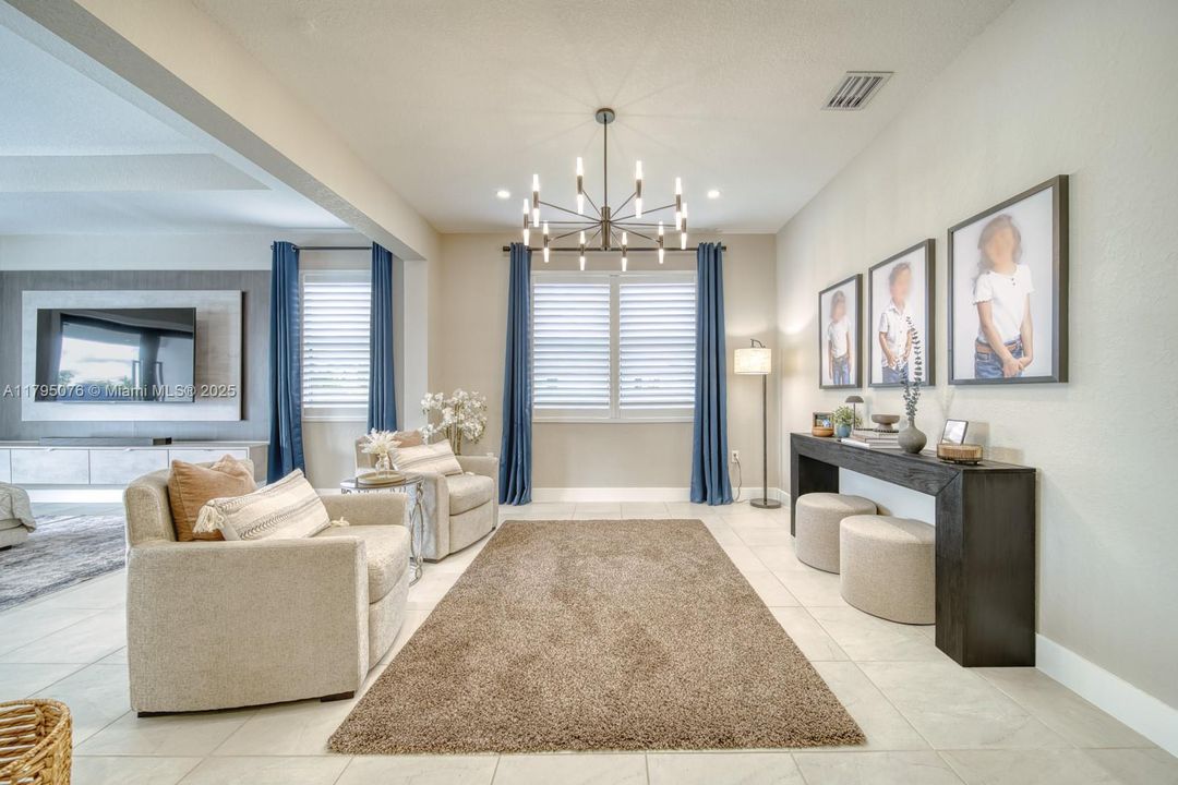 Vendido Recientemente: $1,050,000 (4 camas, 3 baños, 3015 Pies cuadrados)