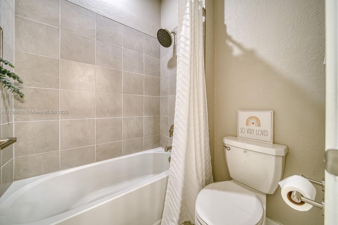 Vendido Recientemente: $1,050,000 (4 camas, 3 baños, 3015 Pies cuadrados)