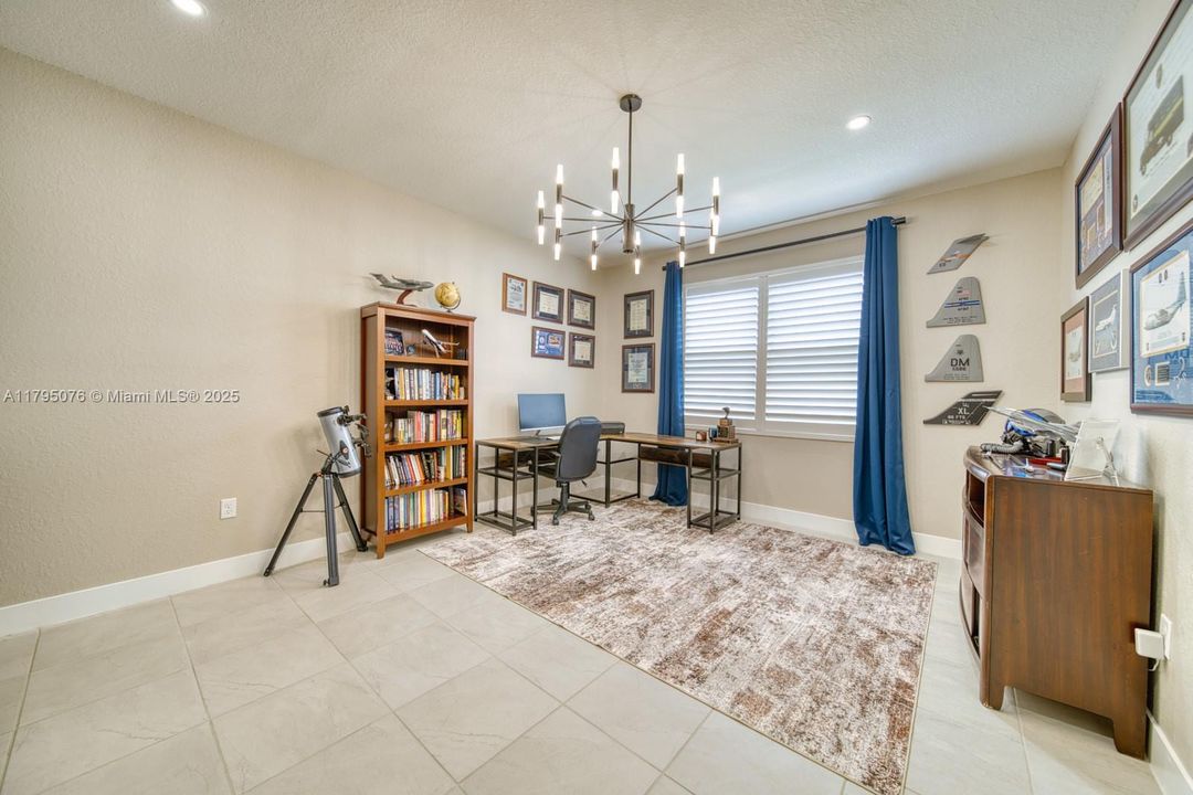 Vendido Recientemente: $1,050,000 (4 camas, 3 baños, 3015 Pies cuadrados)