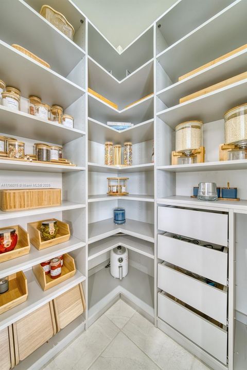 Vendido Recientemente: $1,050,000 (4 camas, 3 baños, 3015 Pies cuadrados)