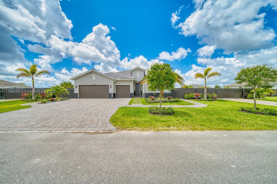 Vendido Recientemente: $1,050,000 (4 camas, 3 baños, 3015 Pies cuadrados)