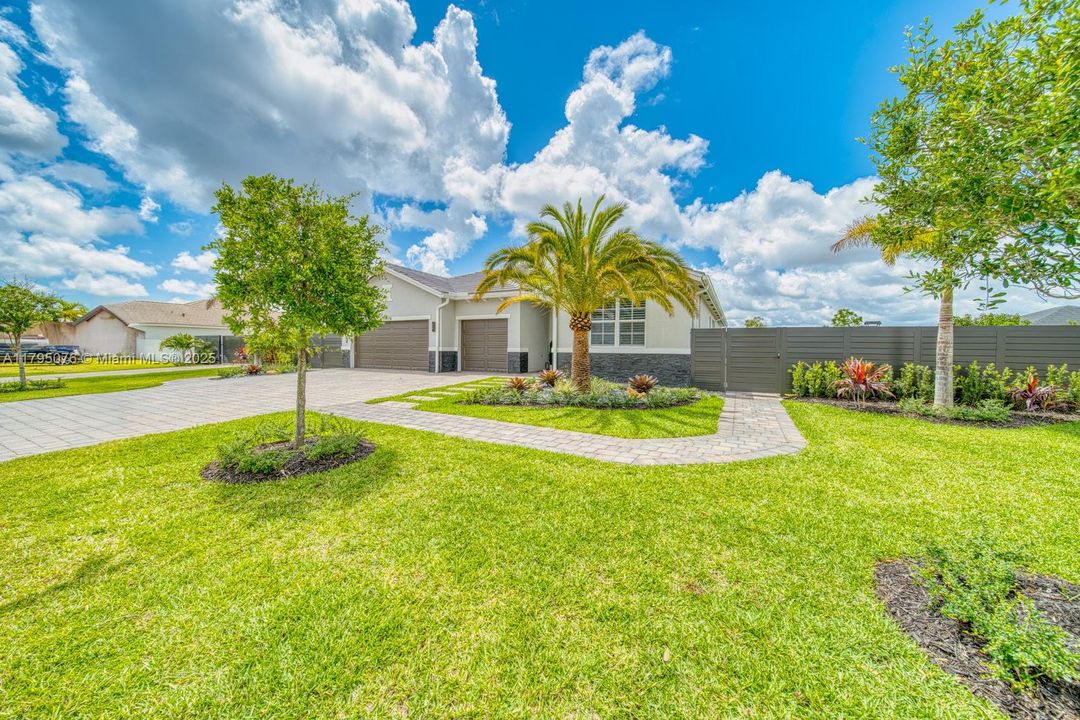 Vendido Recientemente: $1,050,000 (4 camas, 3 baños, 3015 Pies cuadrados)