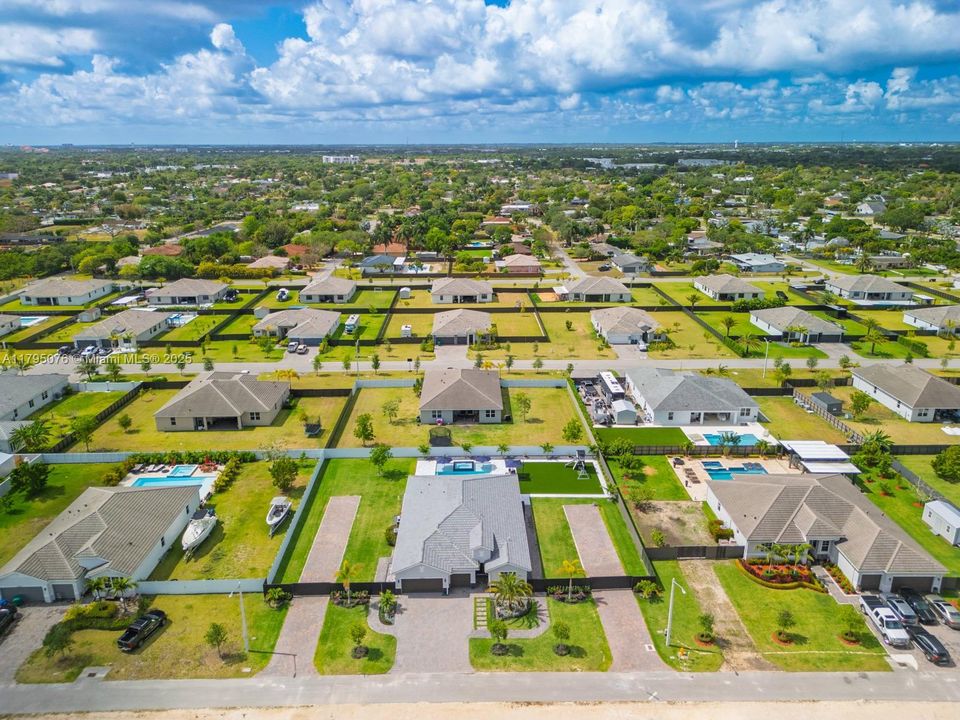 Vendido Recientemente: $1,050,000 (4 camas, 3 baños, 3015 Pies cuadrados)