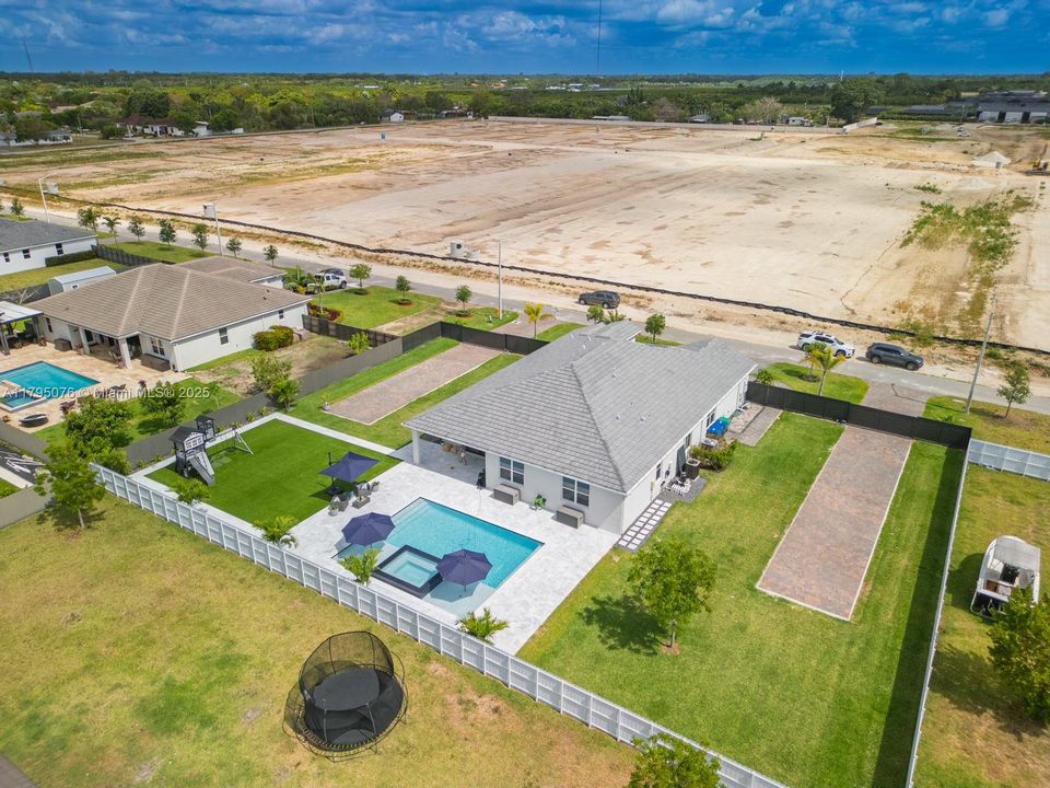 Vendido Recientemente: $1,050,000 (4 camas, 3 baños, 3015 Pies cuadrados)