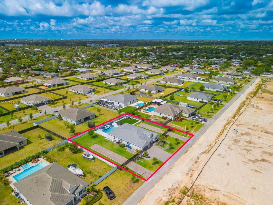 Vendido Recientemente: $1,050,000 (4 camas, 3 baños, 3015 Pies cuadrados)