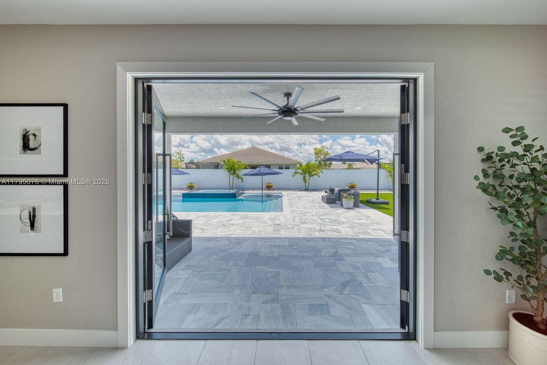 Vendido Recientemente: $1,050,000 (4 camas, 3 baños, 3015 Pies cuadrados)