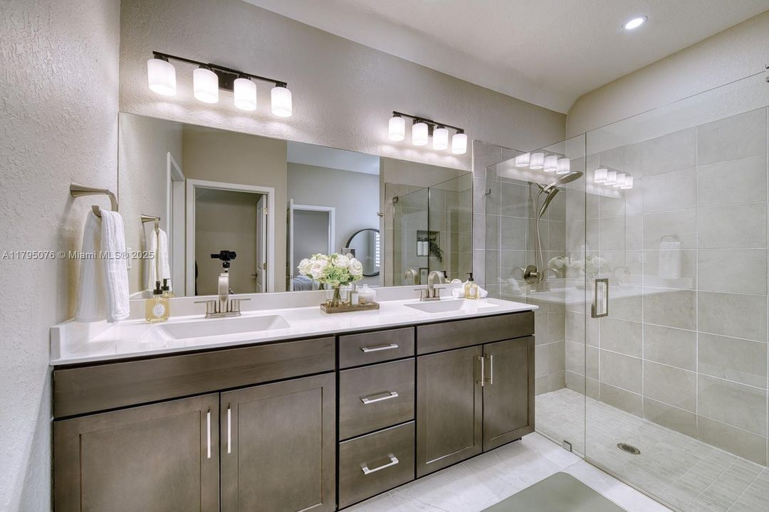 Vendido Recientemente: $1,050,000 (4 camas, 3 baños, 3015 Pies cuadrados)