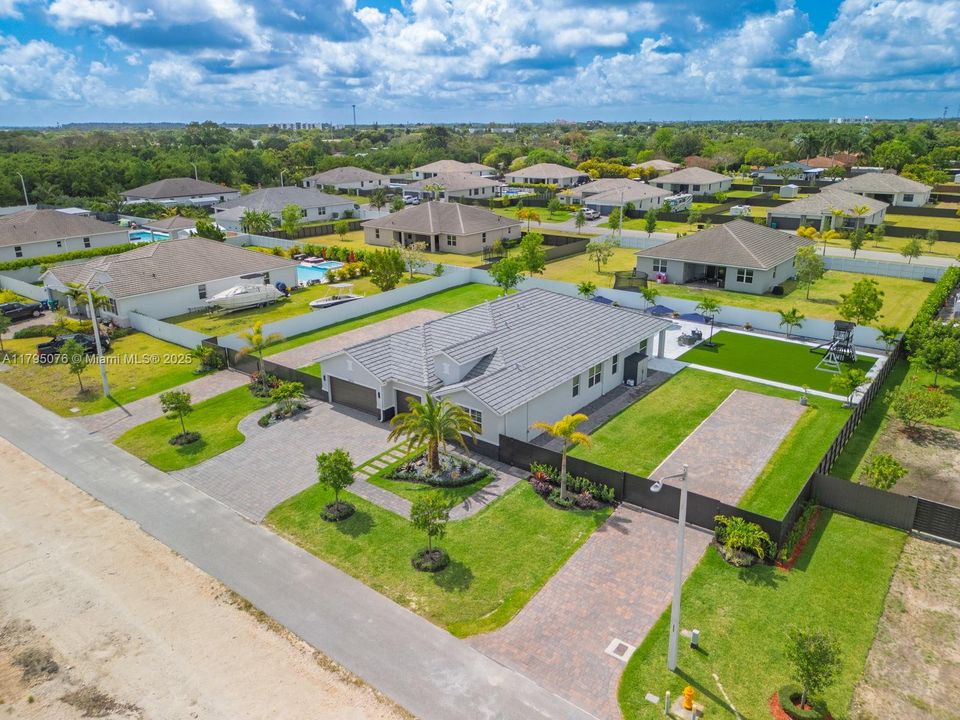 Vendido Recientemente: $1,050,000 (4 camas, 3 baños, 3015 Pies cuadrados)