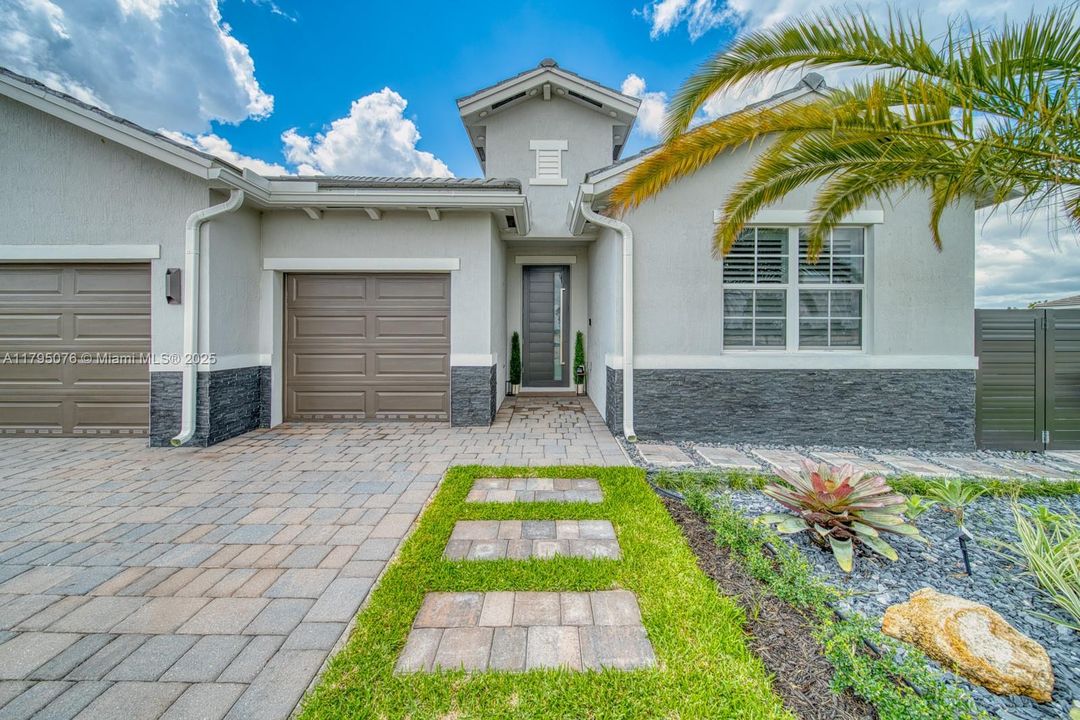 Vendido Recientemente: $1,050,000 (4 camas, 3 baños, 3015 Pies cuadrados)