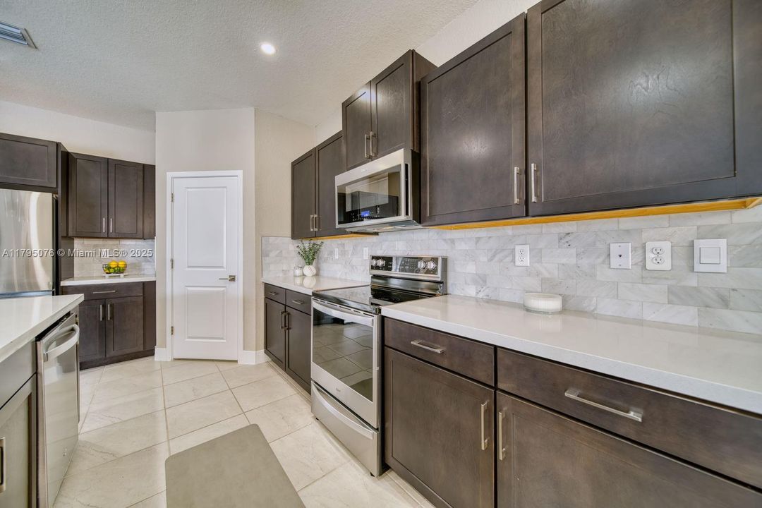 Vendido Recientemente: $1,050,000 (4 camas, 3 baños, 3015 Pies cuadrados)