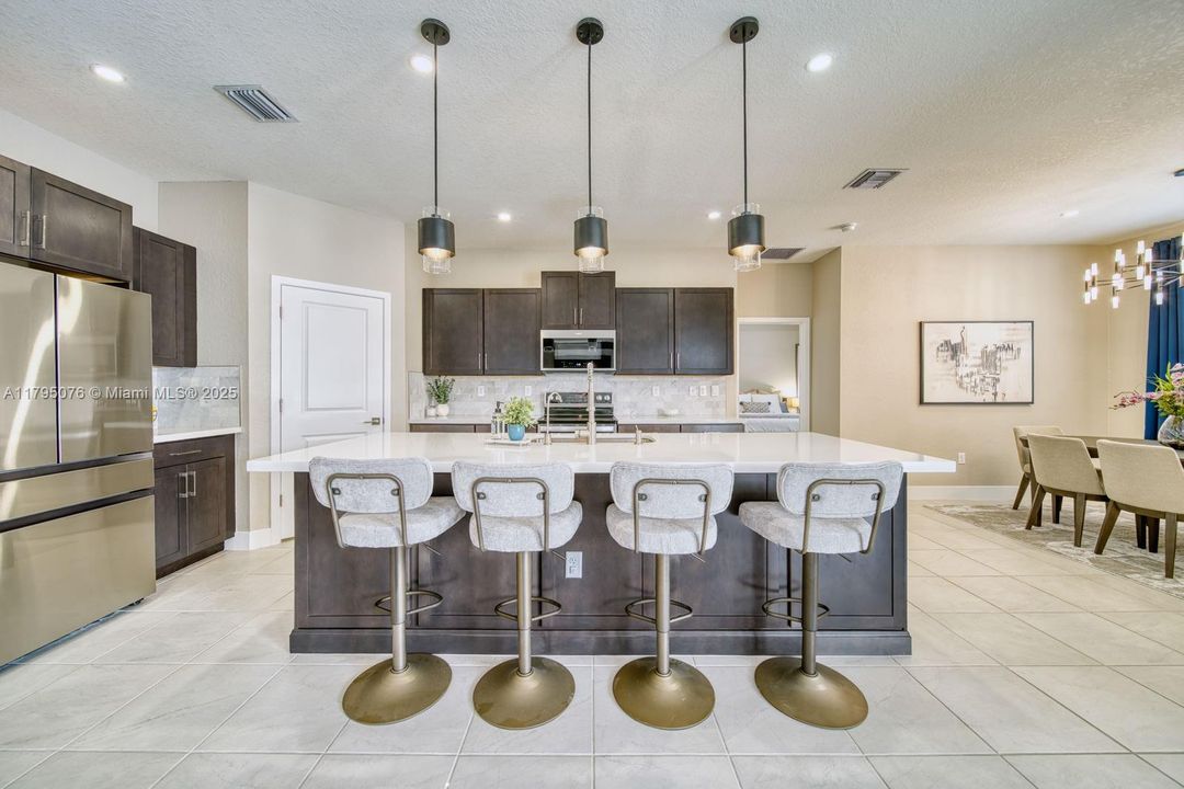 Vendido Recientemente: $1,050,000 (4 camas, 3 baños, 3015 Pies cuadrados)