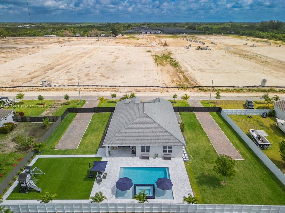 Vendido Recientemente: $1,050,000 (4 camas, 3 baños, 3015 Pies cuadrados)