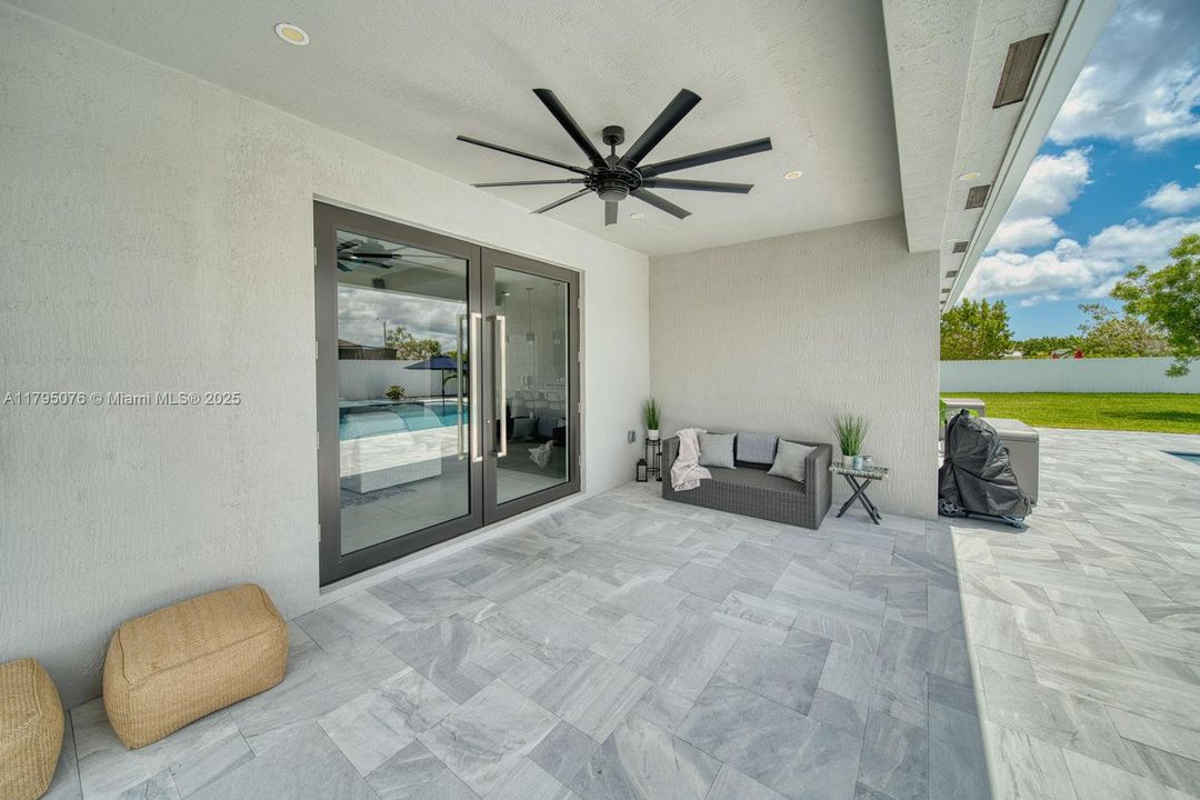 Vendido Recientemente: $1,050,000 (4 camas, 3 baños, 3015 Pies cuadrados)