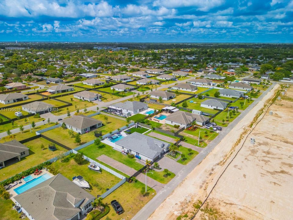 Vendido Recientemente: $1,050,000 (4 camas, 3 baños, 3015 Pies cuadrados)