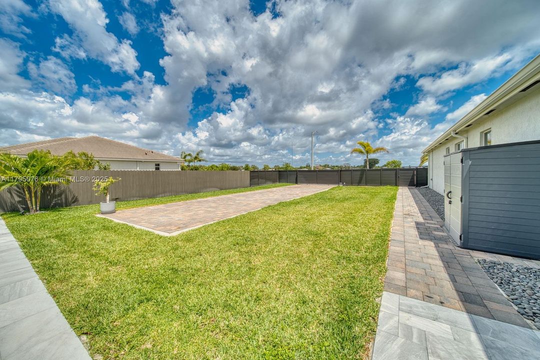 Vendido Recientemente: $1,050,000 (4 camas, 3 baños, 3015 Pies cuadrados)