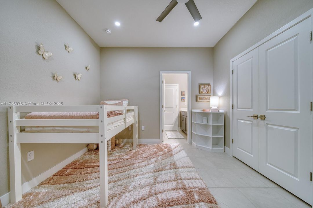 Vendido Recientemente: $1,050,000 (4 camas, 3 baños, 3015 Pies cuadrados)