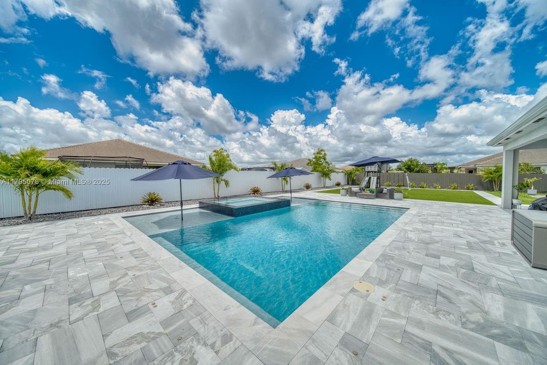 Vendido Recientemente: $1,050,000 (4 camas, 3 baños, 3015 Pies cuadrados)