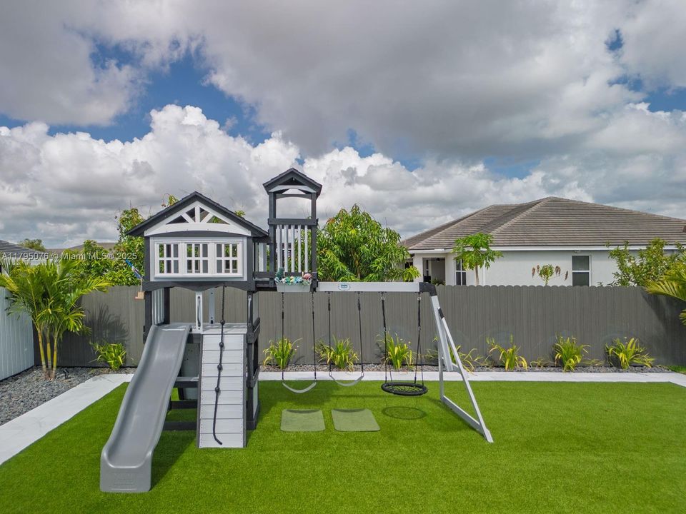 Vendido Recientemente: $1,050,000 (4 camas, 3 baños, 3015 Pies cuadrados)