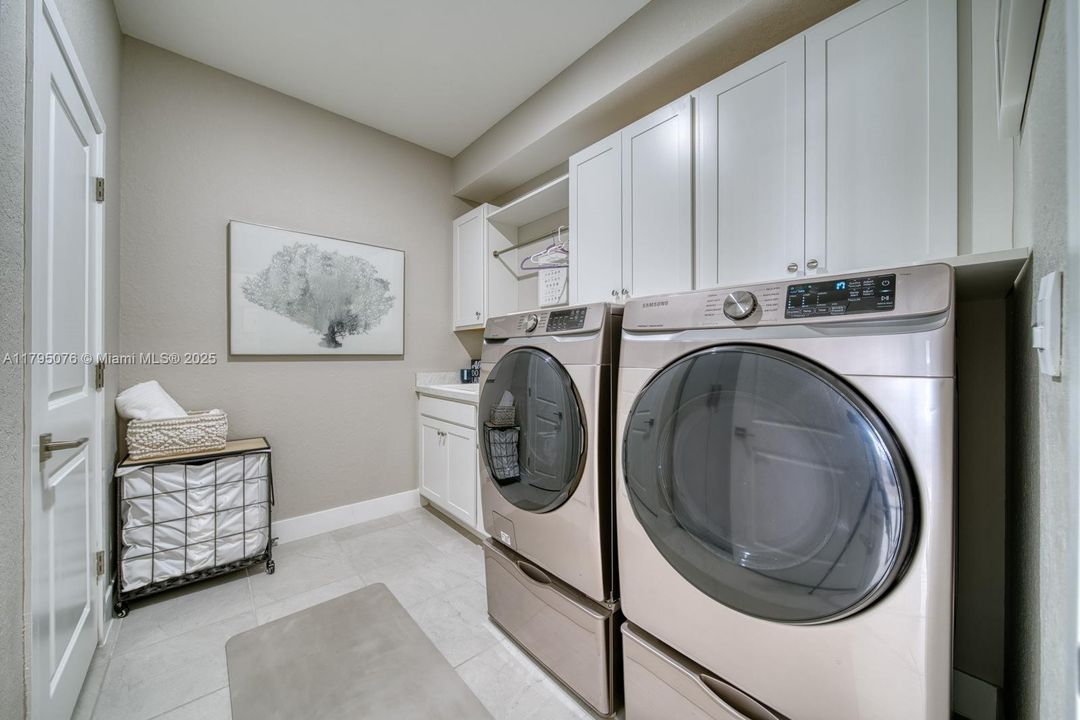 Vendido Recientemente: $1,050,000 (4 camas, 3 baños, 3015 Pies cuadrados)