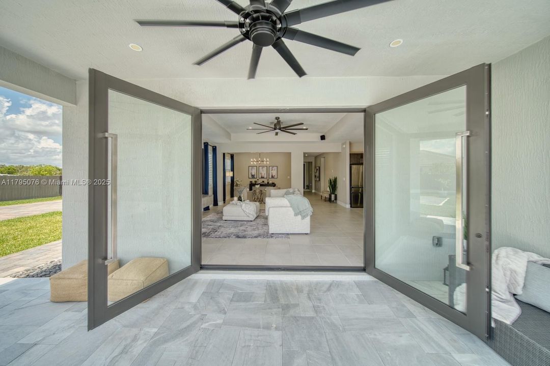 Vendido Recientemente: $1,050,000 (4 camas, 3 baños, 3015 Pies cuadrados)