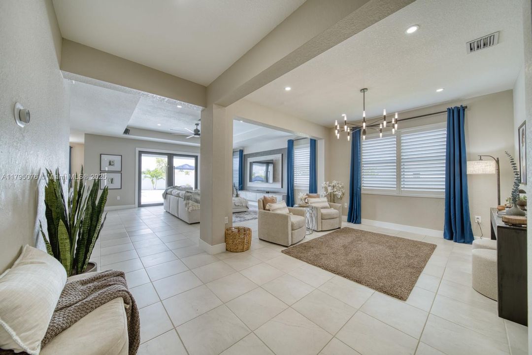 Vendido Recientemente: $1,050,000 (4 camas, 3 baños, 3015 Pies cuadrados)