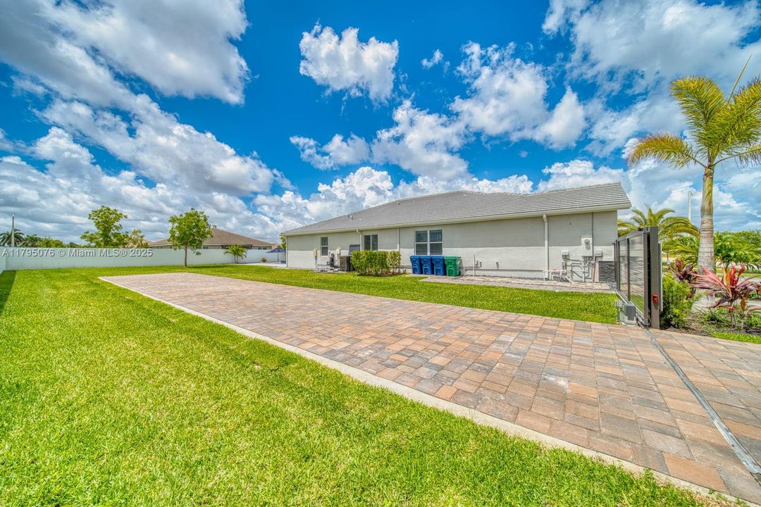 Vendido Recientemente: $1,050,000 (4 camas, 3 baños, 3015 Pies cuadrados)