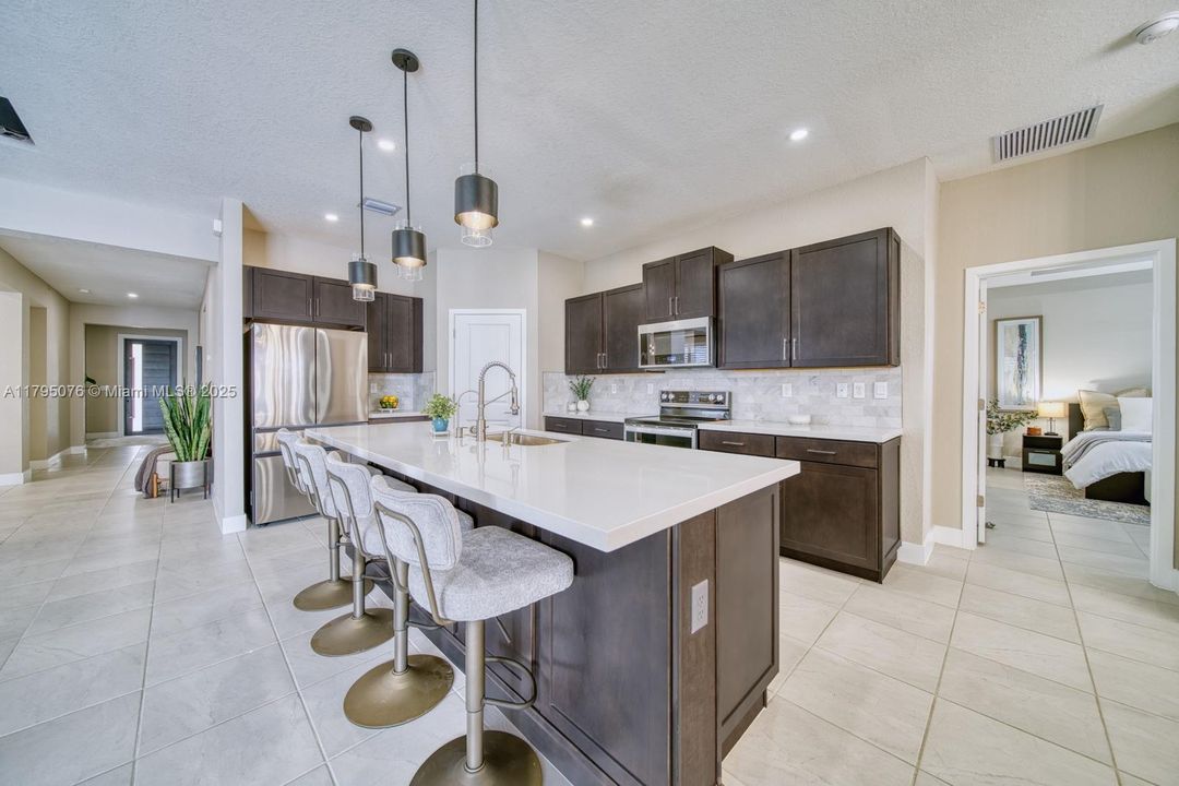 Vendido Recientemente: $1,050,000 (4 camas, 3 baños, 3015 Pies cuadrados)