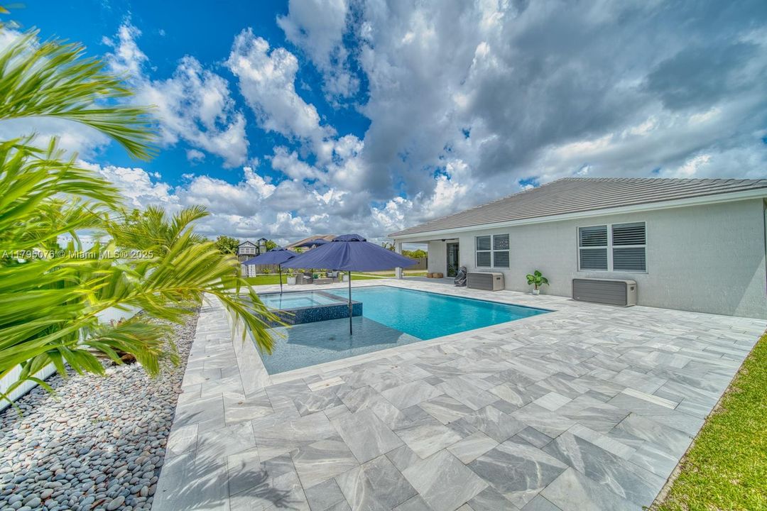 Vendido Recientemente: $1,050,000 (4 camas, 3 baños, 3015 Pies cuadrados)