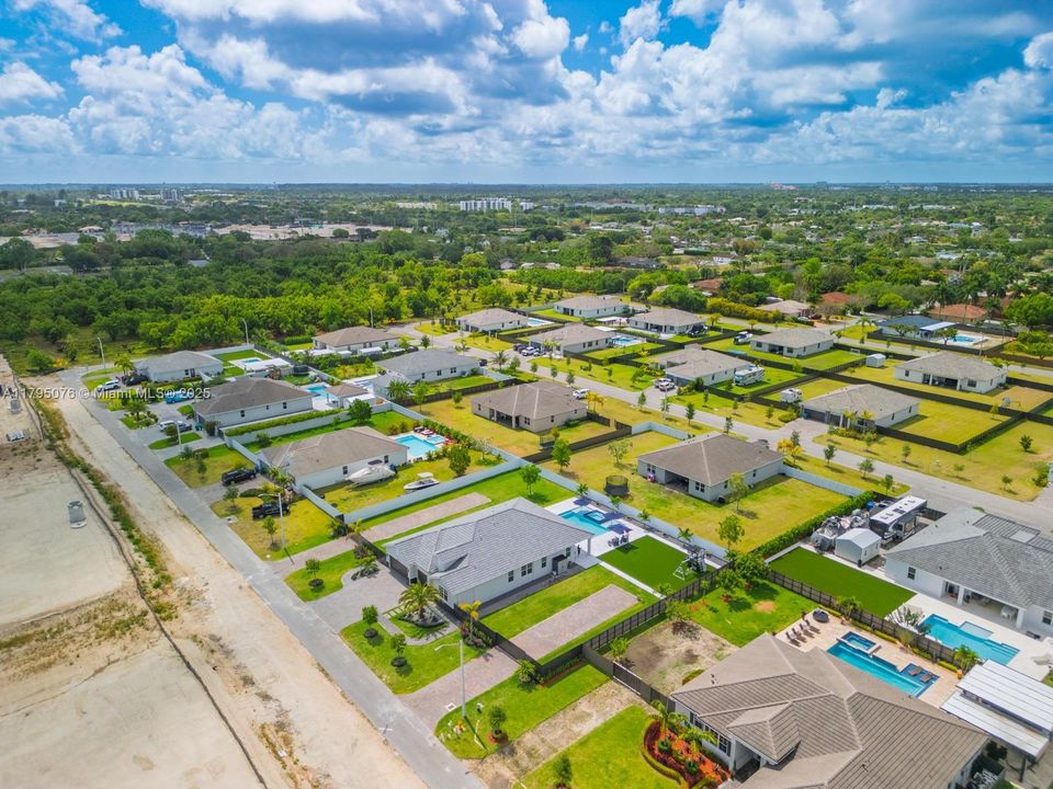 Vendido Recientemente: $1,050,000 (4 camas, 3 baños, 3015 Pies cuadrados)