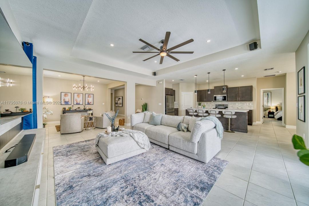 Vendido Recientemente: $1,050,000 (4 camas, 3 baños, 3015 Pies cuadrados)