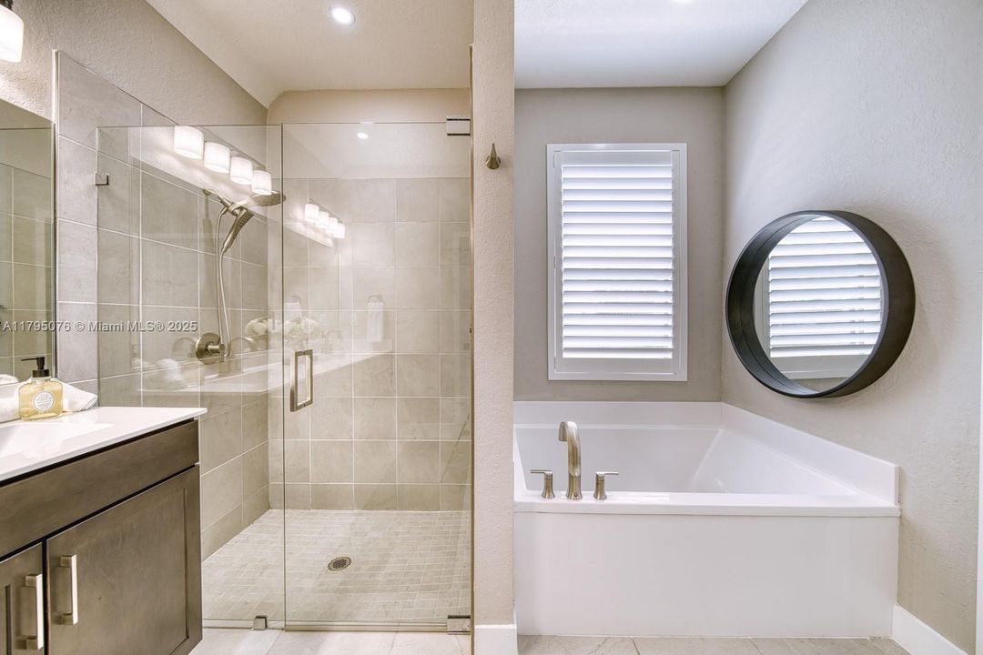 Vendido Recientemente: $1,050,000 (4 camas, 3 baños, 3015 Pies cuadrados)